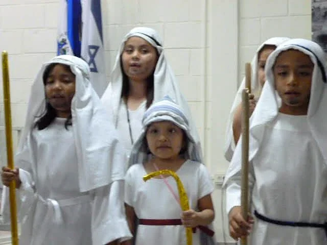 Niños participando en una presentación bíblica